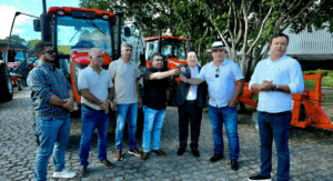 Deputado Izaías Régis entrega trator agrícola para reforçar a produção em Brejão