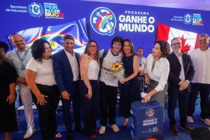 Ganhe o Mundo: Raquel Lyra entrega kits de viagem a 700 estudantes que farão intercâmbio no Canadá