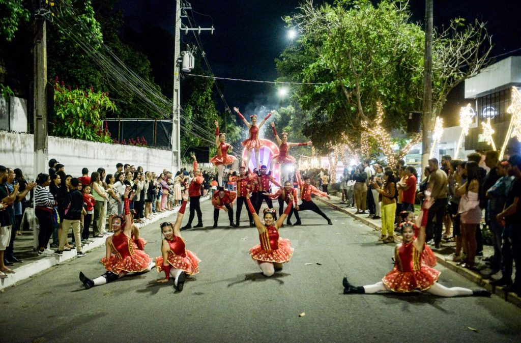 Ruas de Garanhuns com apresentações do Encantos do Natal
