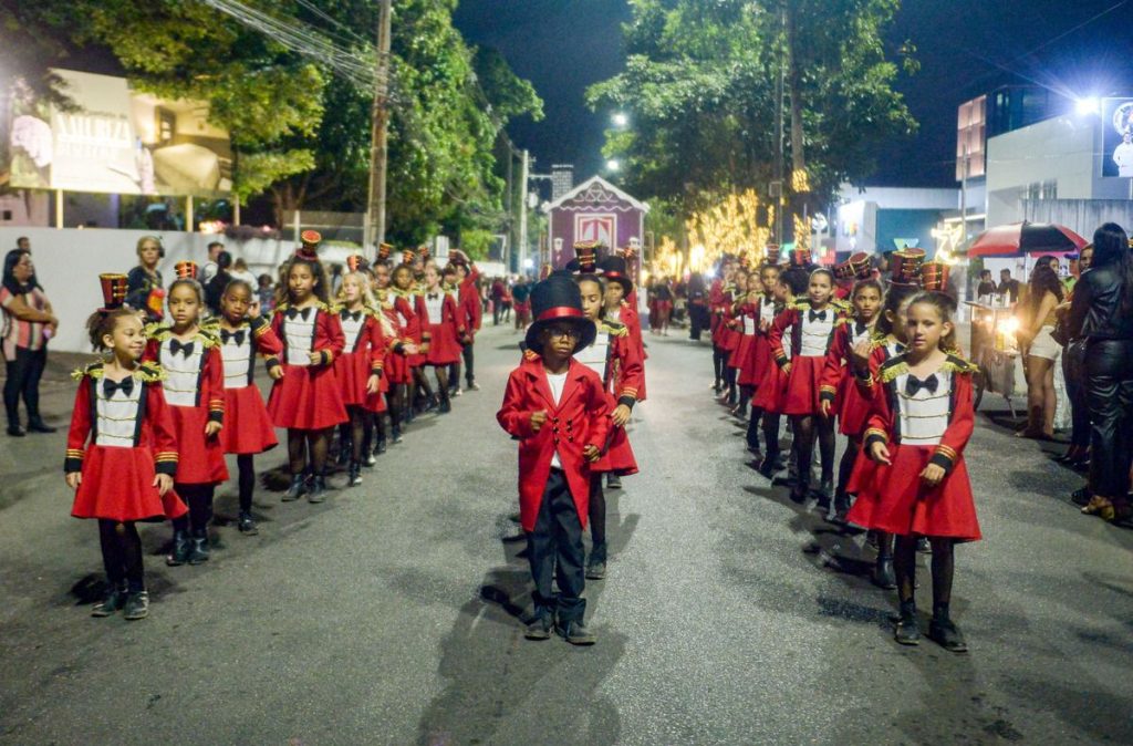 Ruas de Garanhuns com apresentações do Encantos do Natal