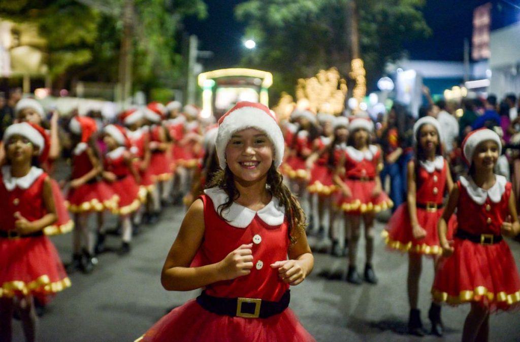 Ruas de Garanhuns com apresentações do Encantos do Natal