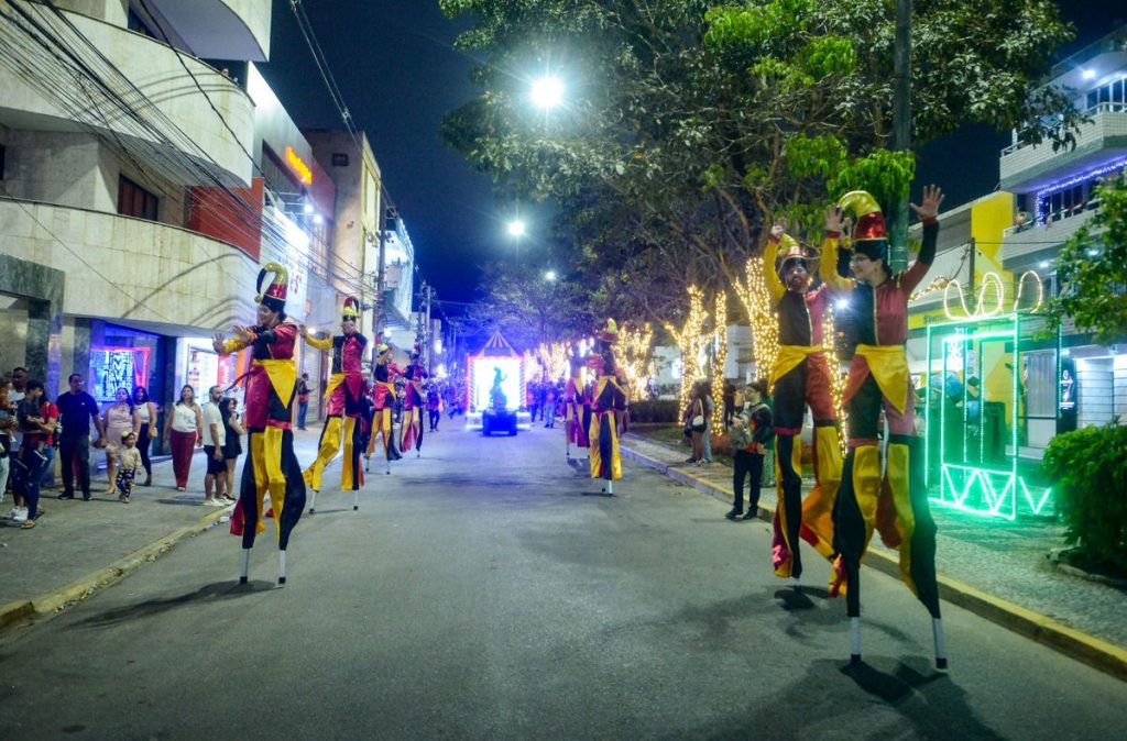 Ruas de Garanhuns com apresentações do Encantos do Natal