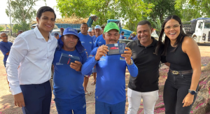 Conecta Gari Itapissuma: Prefeitura entrega 34 novos celulares a garis e amplia projeto de inclusão digital