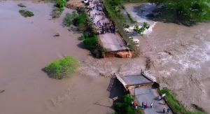 Ponte de Acesso a Calçado Desaba Após Fortes Chuvas