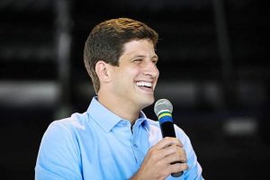 João Campos é homenageado em Garanhuns, recebe título de cidadão e reforça agenda no Agreste