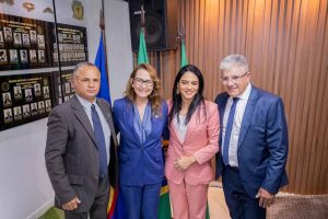 Câmara de Machados concede título de cidadã à deputada Débora Almeida