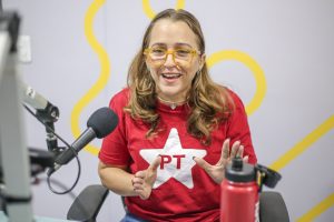 Kari Santos é a convidada desta sexta-feira (24) do Tá Topado Podcast